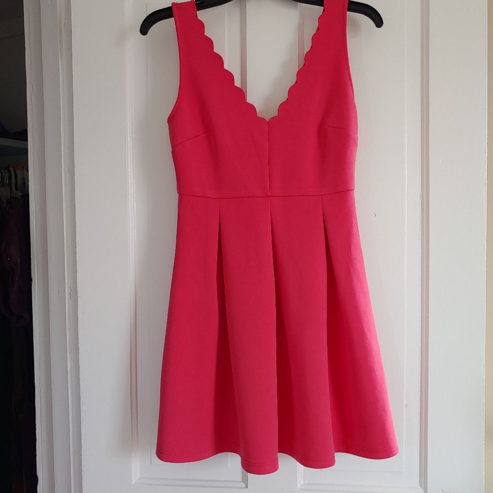 Forever 21. Scalloped V-neck mini dress (S)